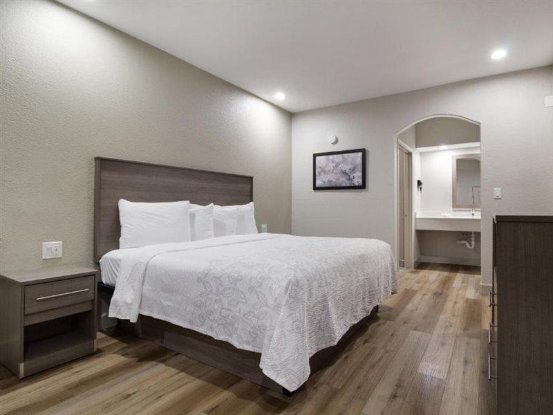 Red Roof Inn Plus + Galveston - Beachfront Buitenkant foto