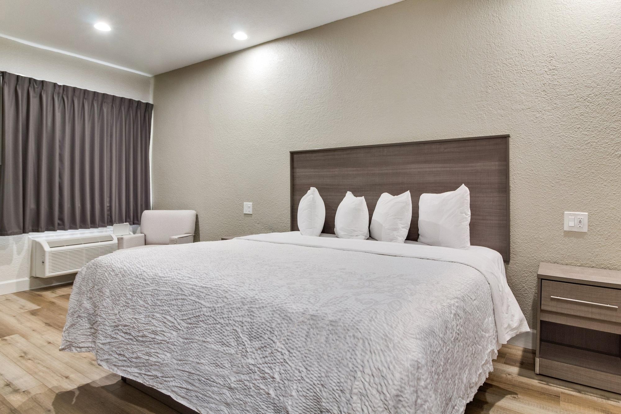 Red Roof Inn Plus + Galveston - Beachfront Buitenkant foto