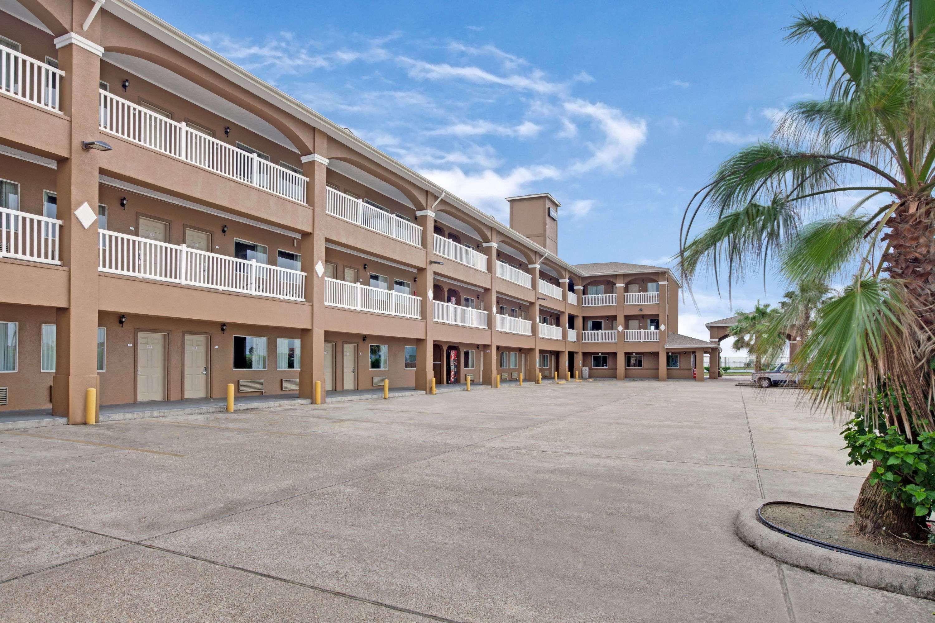 Red Roof Inn Plus + Galveston - Beachfront Buitenkant foto
