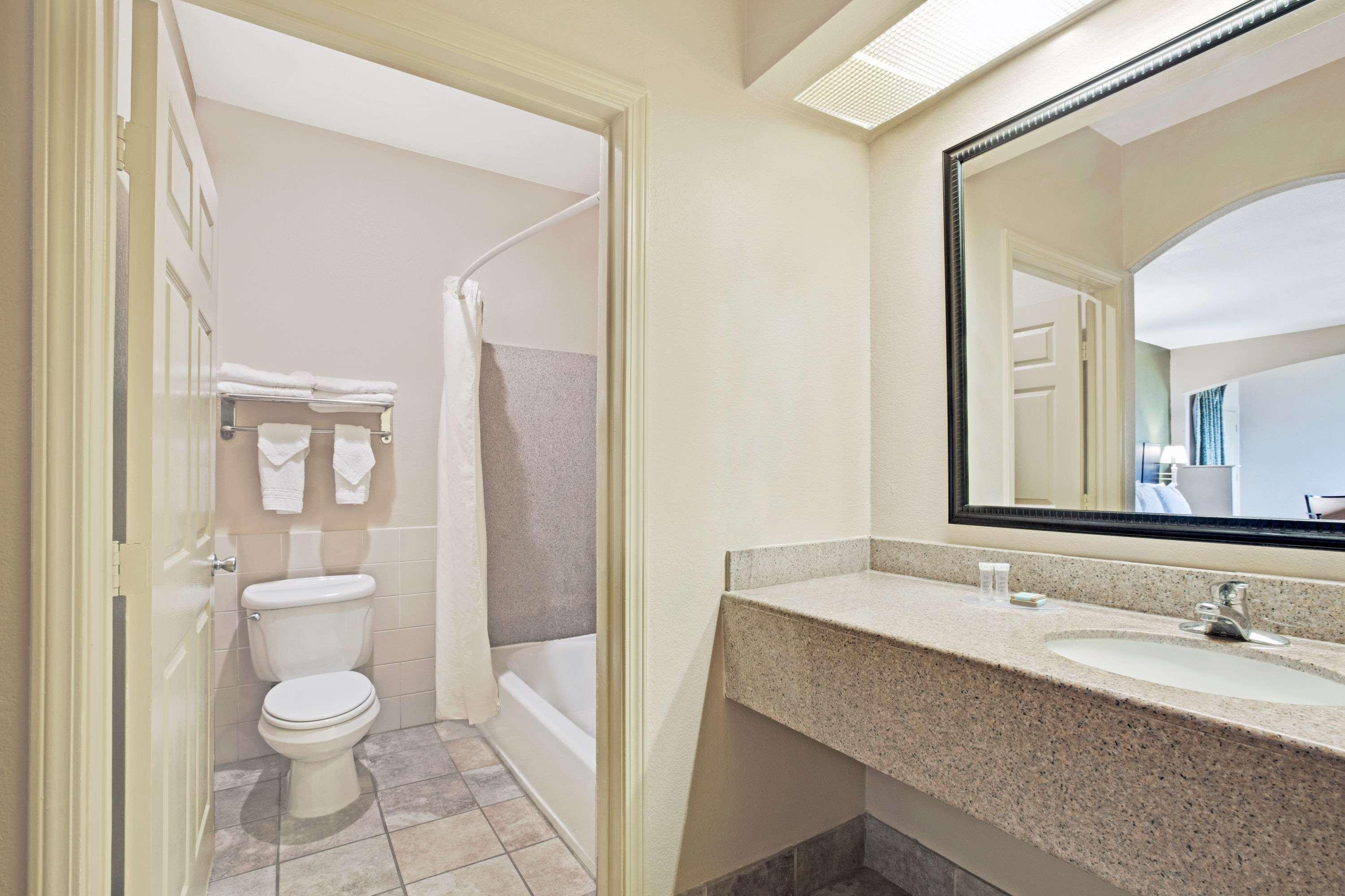 Red Roof Inn Plus + Galveston - Beachfront Buitenkant foto