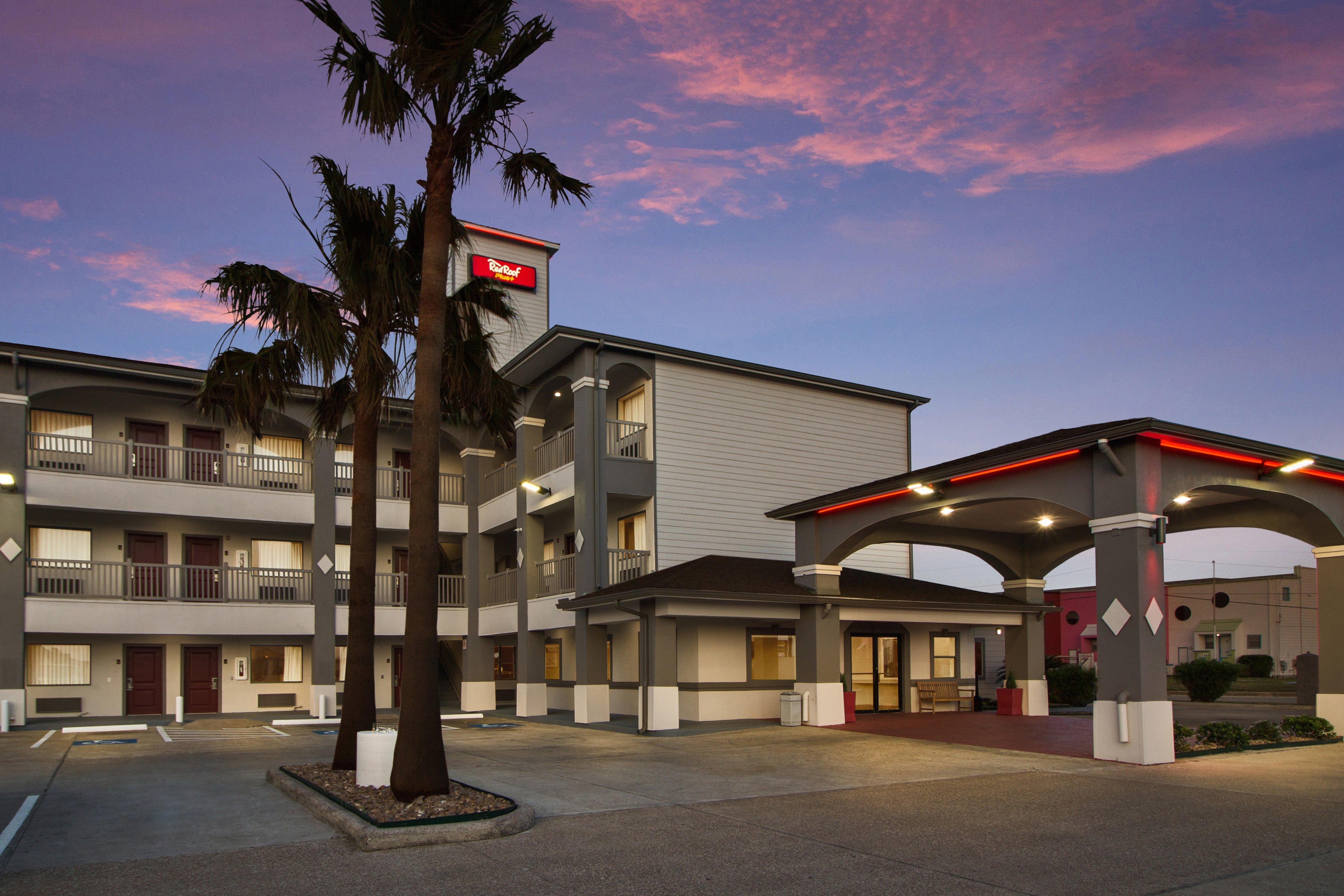 Red Roof Inn Plus + Galveston - Beachfront Buitenkant foto