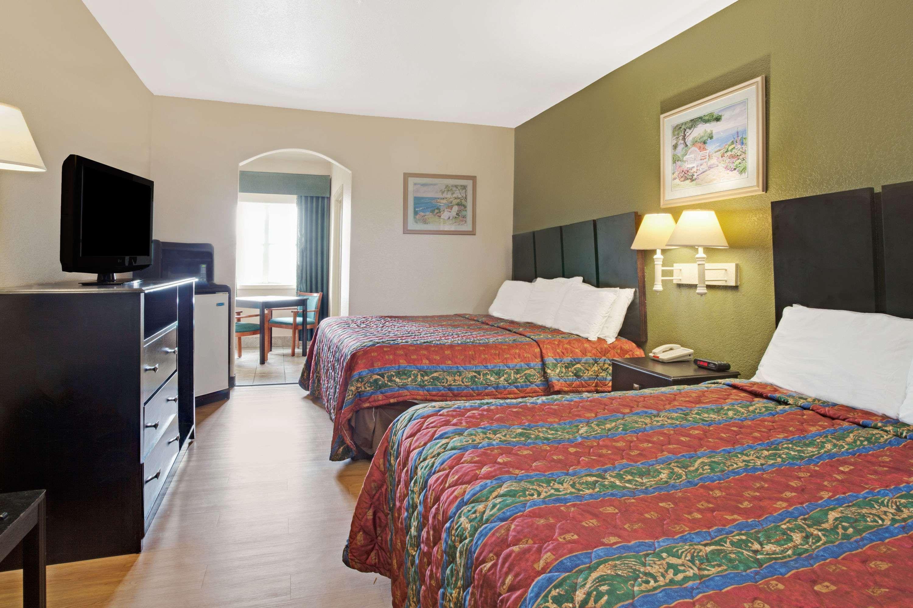 Red Roof Inn Plus + Galveston - Beachfront Buitenkant foto